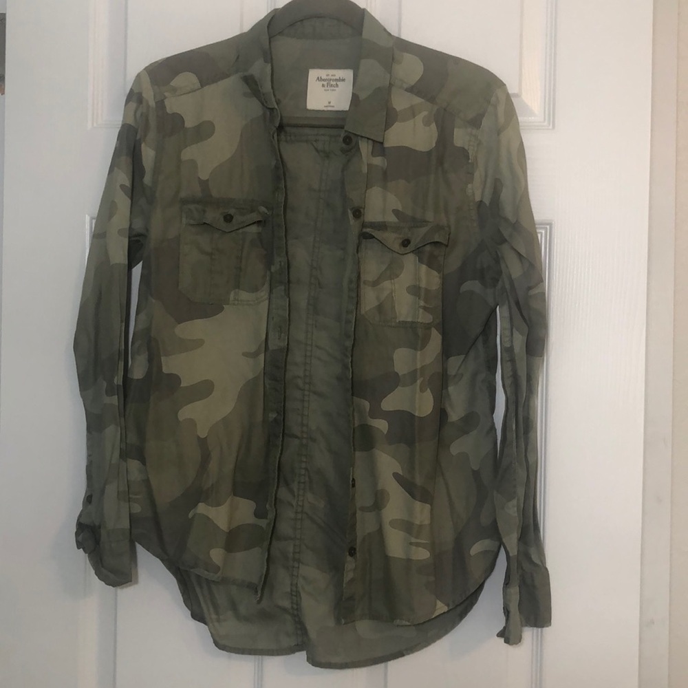 EUC medium Abercrombie & Fitch cami button down